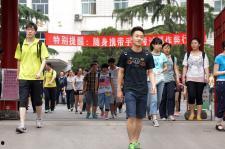 自信地走出考场搞笑,一场别开生面的考试奇遇记